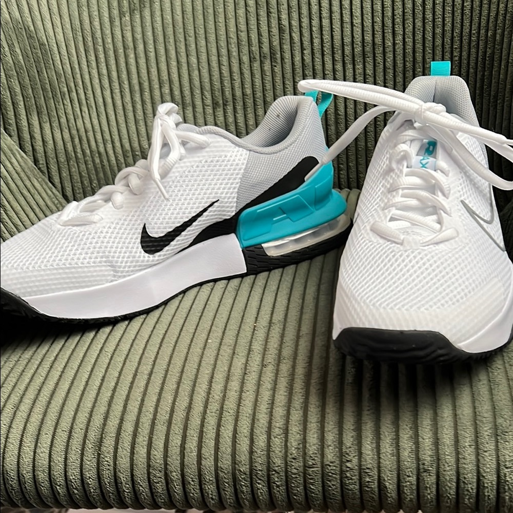 Nike White and Teal Sneakers (men’s) like new